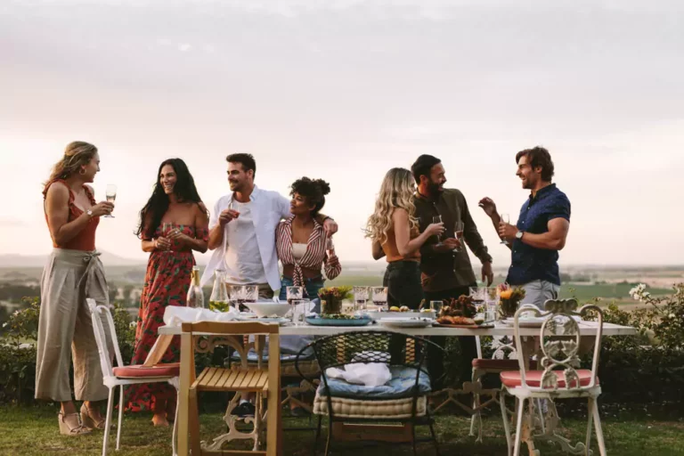The Best Hosts Follow These Summer Dinner Party Tips