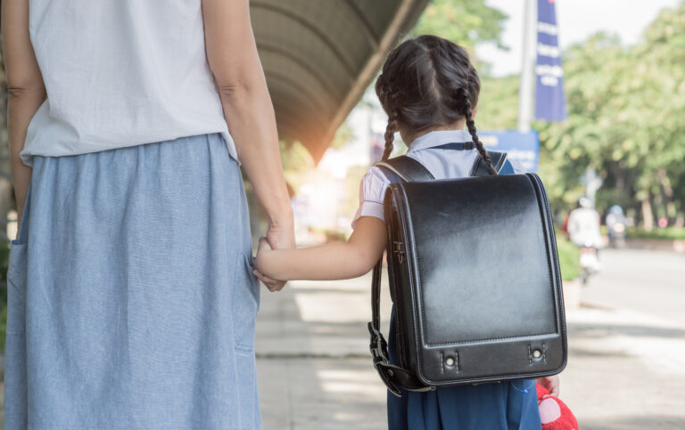 Best School Drop-Off Outfits: How to Look Put Together at 7:30 AM (Without Losing Your Mind)